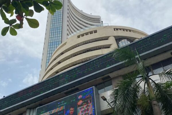 Graph showing ₹10,355 crore FPI outflow in April 2025