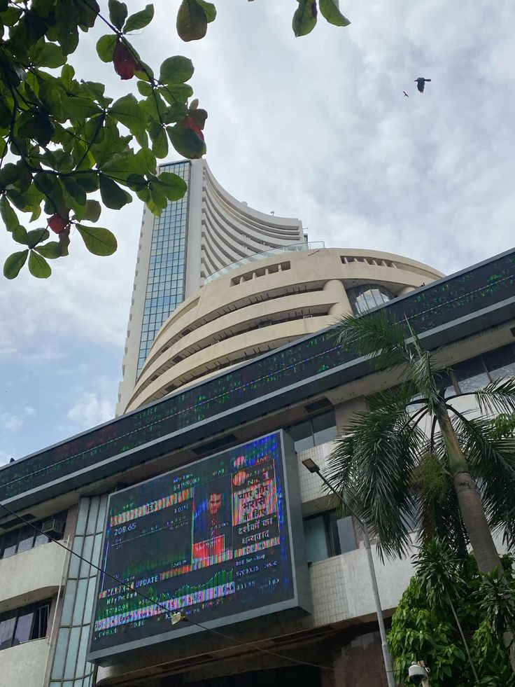 Graph showing ₹10,355 crore FPI outflow in April 2025